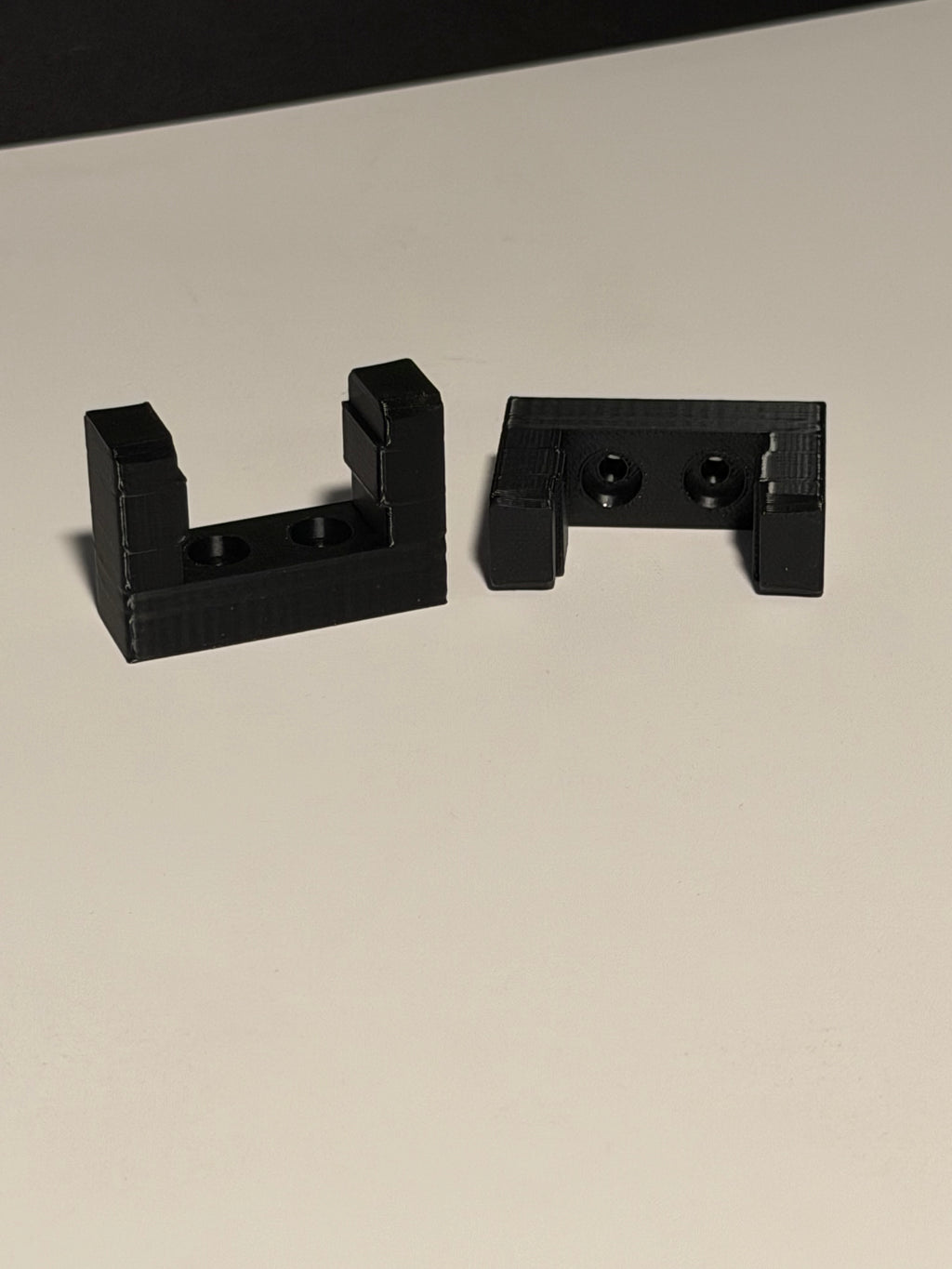 Eado 3D PETG ceiling brackets for the Arcadia T5 LumenIZE Pro UVB fixture, set of 2, view 3